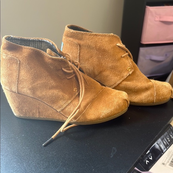 Toms Tan Wedge Shoes with Suede Finish - Picture 1 of 7